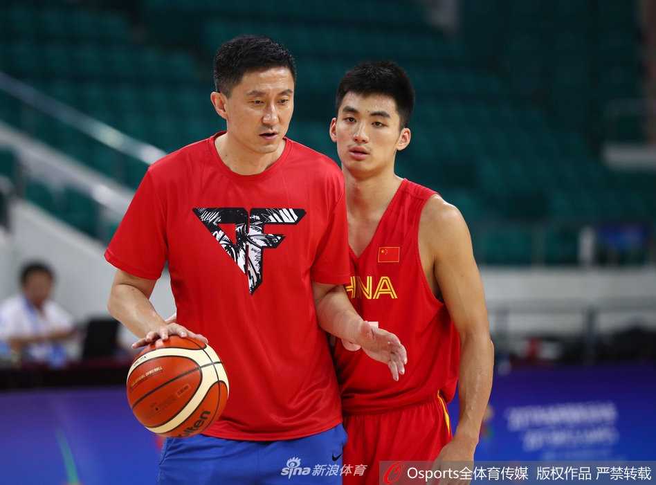 杜锋挂帅男篮蓝队金砖磨剑,亲力亲为雕琢防守细节 训练结束后的拉伸放松环节,球员们围坐一圈相互压腿,汗水浸透的球衣诉说着训练的艰苦,而彼此扶持的瞬间则凝聚着团队的兄弟情谊。