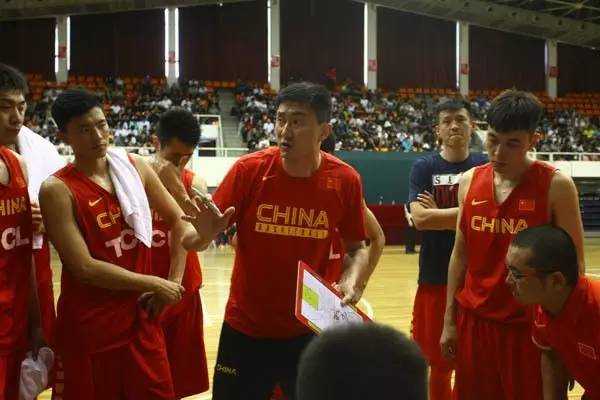 杜锋指导神情专注地蹲在场边，双手比划着战术板，向蓝队球员面授机宜；李楠指导则双手抱胸站立一旁，两位少帅的同框较量写满了认真与投入。