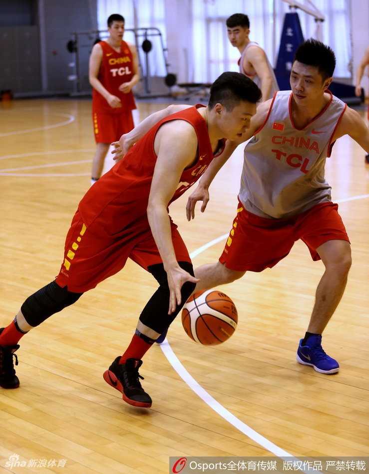 杜锋铁腕治军,蓝队众将挥汗备战剑指未来 李根与队友贾诚在训练中相互击掌鼓励,体现了团队内部良好的化学反应和兄弟情谊。