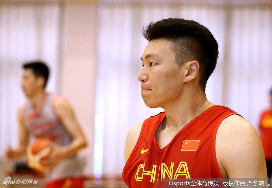 杜锋铁腕治军,蓝队众将挥汗备战剑指未来 神射手李敬宇在训练间隙进行投篮练习,他出手动作标准流畅,眼神紧盯着飞向篮筐的篮球。