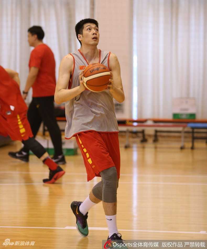 杜锋铁腕治军,蓝队众将挥汗备战剑指未来 李根持球强行突破队友鞠明欣的贴身防守,两人肌肉紧绷,展现了训练的高强度和真刀真枪的对抗性。