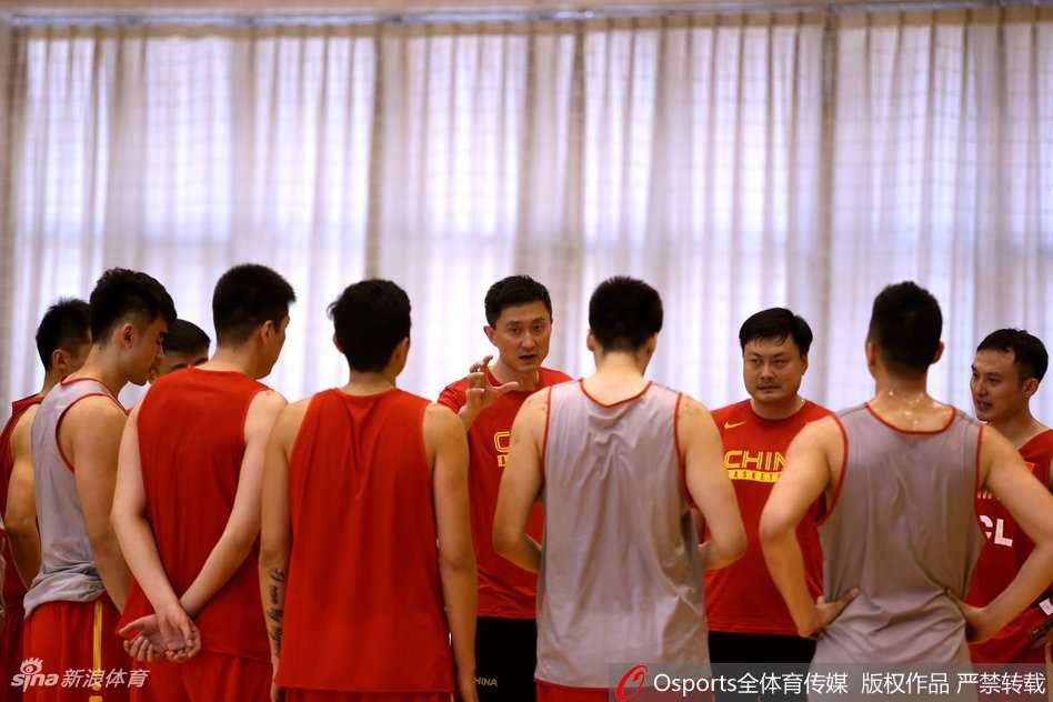 杜锋铁腕治军,蓝队众将挥汗备战剑指未来 李根汗流浃背,用毛巾擦拭着脸庞,神情坚毅;身后的任骏飞目光穿过球场,若有所思。