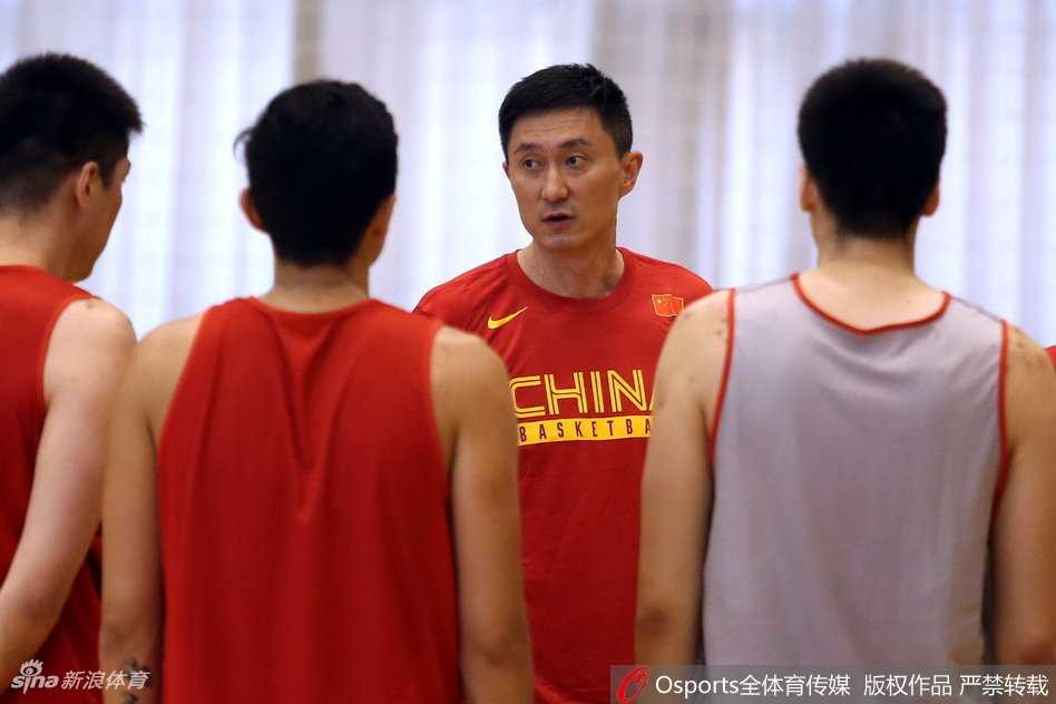 杜锋铁腕治军,蓝队众将挥汗备战剑指未来 主教练杜锋神情专注,在训练场上为队员们讲解战术,他的手势充满力量,眼神中透露出对细节的极致要求。