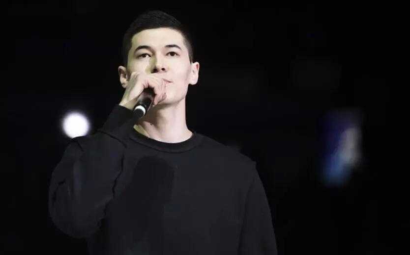 杨鸣阿不都郭艾伦易建联刘晓宇谁是CBA才貌双全最帅之人 郭艾伦在比赛中运球突破表情专注而投入汗水飞溅尽显亚洲第一控卫风采