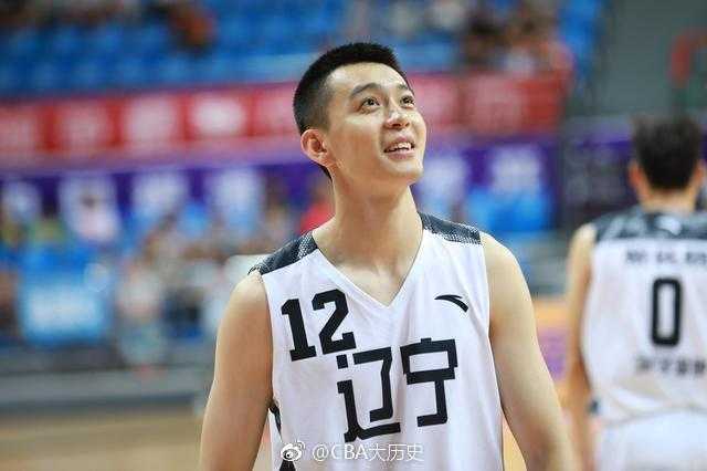 杨鸣:CBA第一帅的篮球人生,从“断腕耀京城”到“最帅教练” 身披辽宁队战袍的杨鸣在比赛中神情专注,他微微侧身,手臂舒展,仿佛一位球场上的优雅舞者,每一个动作都充满了力量与美感。