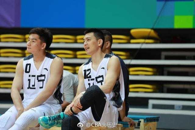 杨鸣:CBA第一帅的篮球人生,从“断腕耀京城”到“最帅教练” 场边的杨鸣身着训练服,他回头观望,眼神中流露出对赛场形势的洞察,这一刻他不再是青涩少年,而是沉稳可靠的球队领袖。