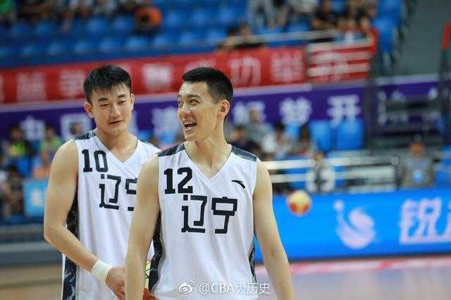 杨鸣:CBA第一帅的篮球人生,从“断腕耀京城”到“最帅教练” 赛后离场的杨鸣满头大汗,他一边走一边解开球衣领口,脸上带着一丝疲惫却依然目光坚定,这真实的一幕记录了他为比赛倾尽全力的模样。