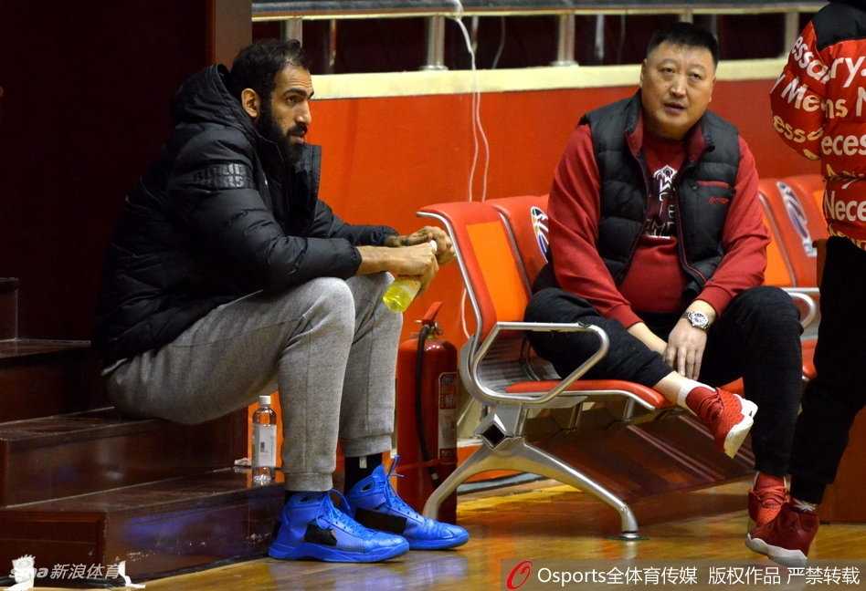 核心哈达迪场边督战,四川金强盼主场止跌 在四川金强队的训练馆内,核心球员哈达迪并未参与合练,他身着便装独自坐在场边的椅子上,双手放在膝盖上,目光凝重地注视着场上队友的每一个跑动和投篮。