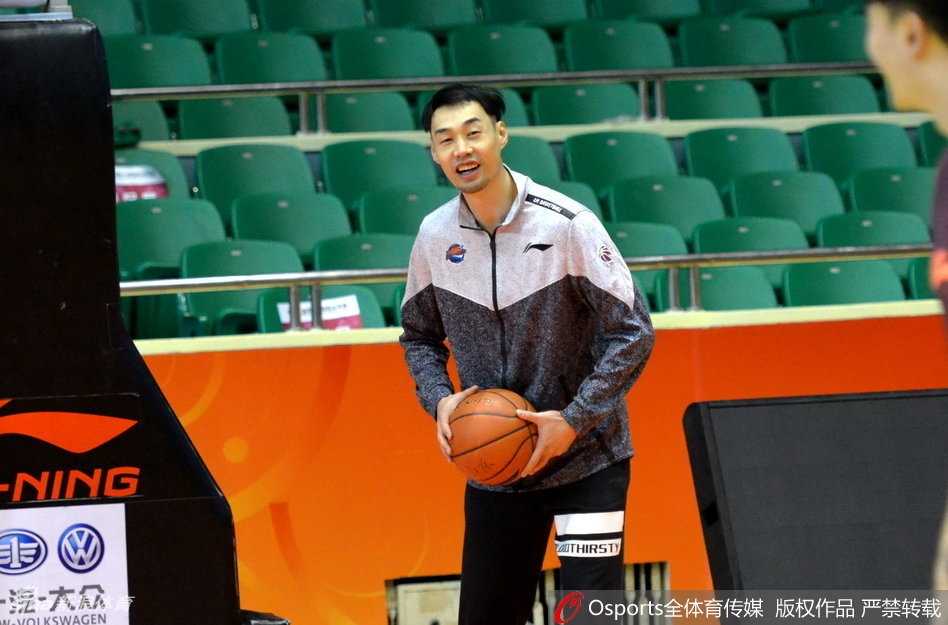 核心哈达迪场边督战,四川金强盼主场止跌 尽管只是坐在场边观看,但哈达迪高大的身影在训练馆灯光下投射出长长的影子,他紧握水瓶的姿势显得有力,仿佛随时准备起身为队友加油鼓劲,心始终与球队连在一起。