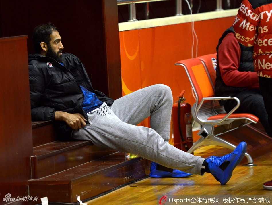 核心哈达迪场边督战,四川金强盼主场止跌 训练场边的角落里,脱去战袍的哈达迪显得格外醒目,他单手托着下巴陷入沉思,面前散落着几颗篮球,仿佛这位内线巨塔正在用脑海模拟着即将到来的篮下对抗。