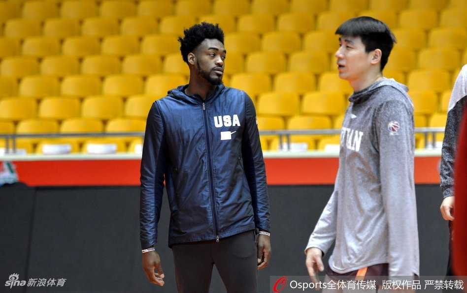 核心哈达迪场边督战,四川金强盼主场止跌 球场的另一侧,四川队的射手们正在进行三分球加练,篮球划过一道道弧线空心入网,而哈达迪在背景处默默注视,这位内线支柱深知外线火力的复苏对于赢球有多重要。