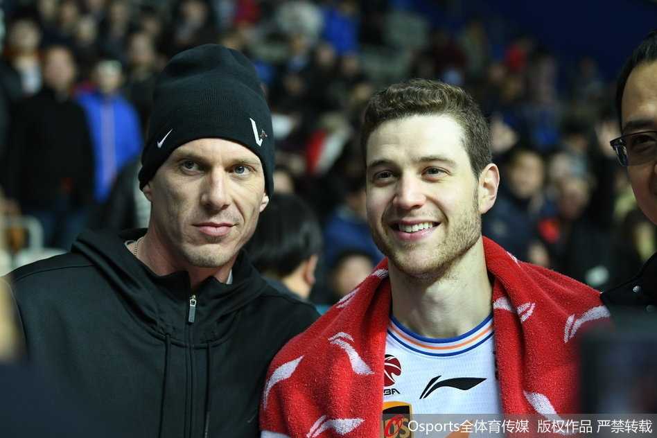 梦幻联动 白巧克力空降CBA探班弗神演传奇后卫传承 弗雷戴特运球突破,防守球员紧紧贴防,但弗神的节奏感让这次突破显得从容不迫,充满了美式后卫的灵动。