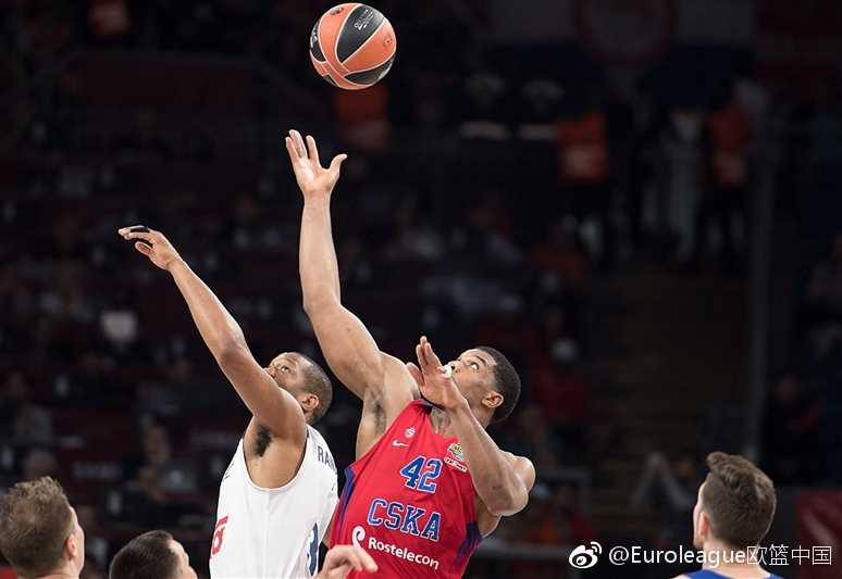 欧冠篮季军战记忆:中央陆军用一场大胜告别赛季 终场哨响,中央陆军球员们围成一圈,拳头紧握,忘情怒吼,他们将失利的沮丧化作动力,用一场大胜证明了豪门的底蕴。