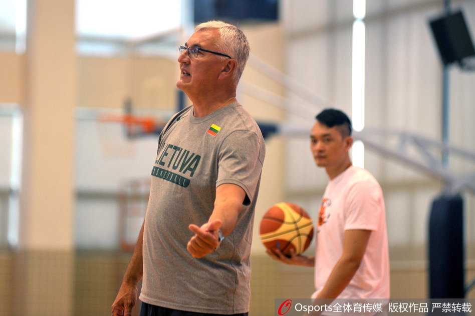 欧洲凯撒的回归·华南虎新篇 尤纳斯重掌广东宏远 刚退役不久的陈江华身穿教练服站在场边,他一边给年轻后卫喂球,一边仔细观察场上局势,在新岗位上与昔日恩师尤纳斯配合默契