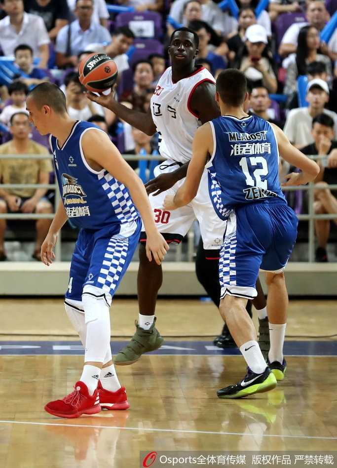 欧洲篮球中国赛厦门站辽宁队大胜 新援巴斯暴力虐筐赵率舟三分神准 巴斯持球进攻瞬间,面对防守球员的贴身紧逼,他利用强壮的身体卡住位置,如同铁塔一般稳固,准备强行起身攻击篮筐。
