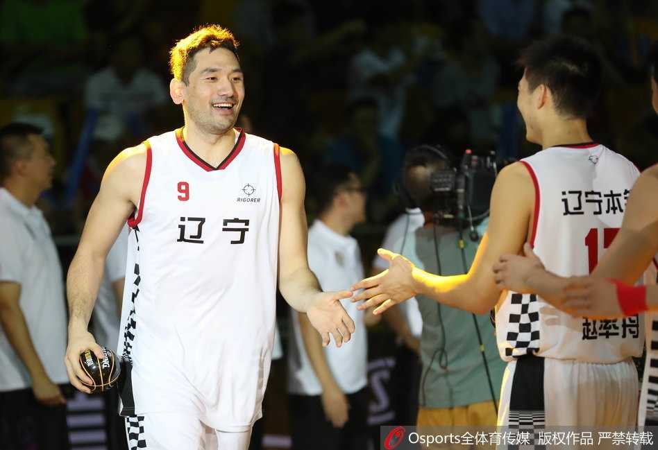 欧洲篮球中国赛厦门站辽宁队大胜 新援巴斯暴力虐筐赵率舟三分神准 巴斯入场时与队友击掌,目光坚定地走向场地中央,浑身散发着一股舍我其谁的霸气,预示着今晚他将统治禁区。