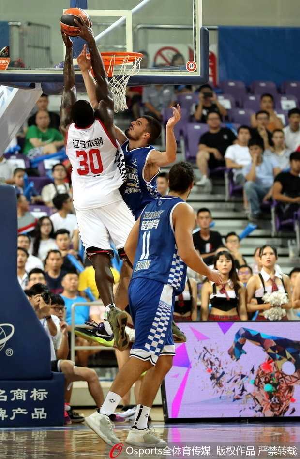 欧洲篮球中国赛厦门站辽宁队大胜 新援巴斯暴力虐筐赵率舟三分神准 巴斯在赛前训练中神情专注,身体肌肉线条分明,每一次投篮练习都仿佛在为即将到来的暴扣蓄力,眼神中透露出对新赛季的渴望。