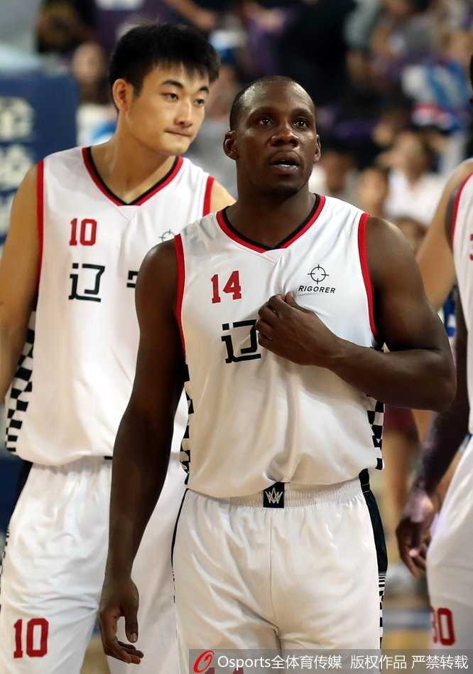 欧洲篮球中国赛厦门站辽宁队大胜 新援巴斯暴力虐筐赵率舟三分神准 赵率舟三分出手后,篮球在空中划出完美弧线,他的眼神紧紧追随,指尖的触感预示着这记三分又将稳稳命中。