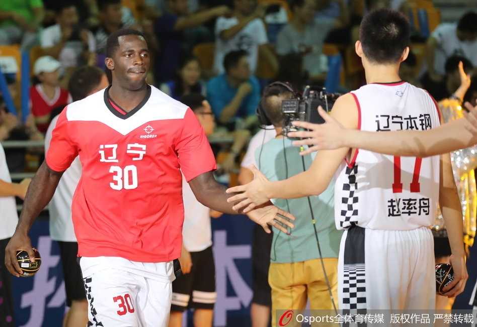欧洲篮球中国赛厦门站辽宁队大胜 新援巴斯暴力虐筐赵率舟三分神准 郭士强与哈德森在场边交流战术,两人手指球场比划着手势,眼神交流中透露出对比赛节奏的绝对掌控。