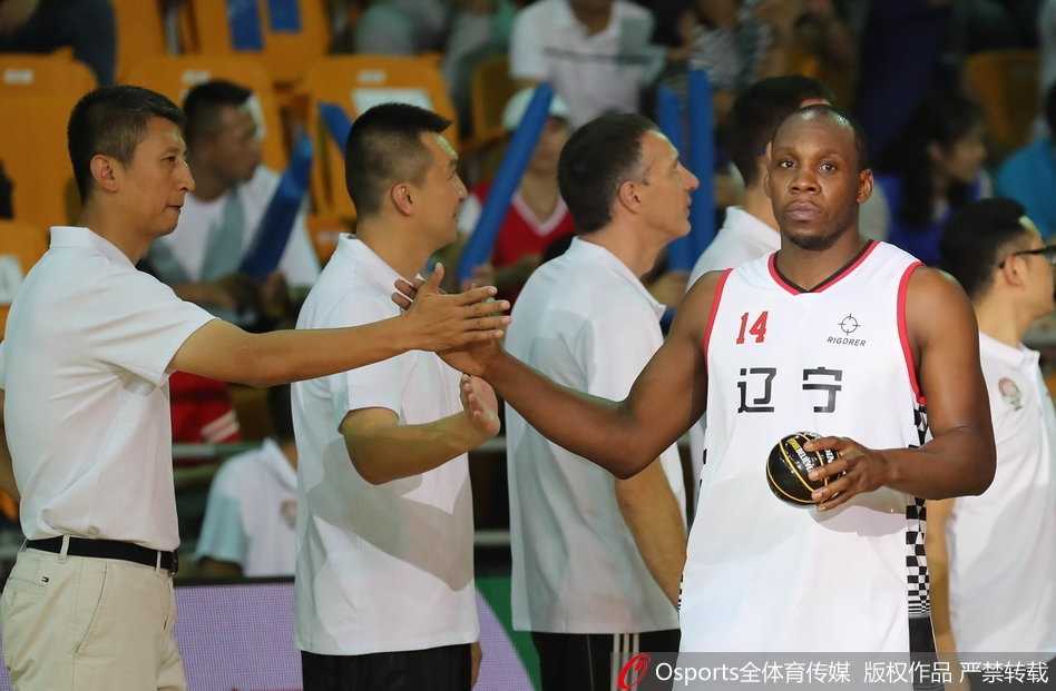 欧洲篮球中国赛厦门站辽宁队大胜 新援巴斯暴力虐筐赵率舟三分神准 哈德森在比赛中面对防守球员,冷静地运球观察,仿佛猎豹一般寻找着撕开对手防线的瞬间空隙。