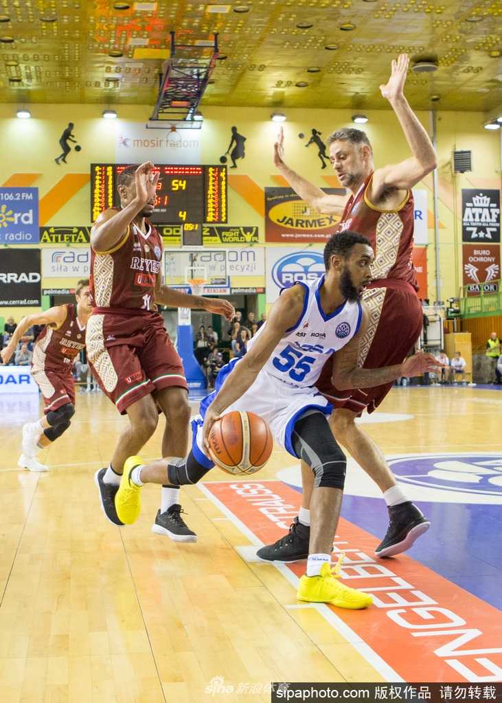 欧篮冠波兰鏖兵记:威尼斯雷耶客胜洛萨,拉多姆寒夜燃烽火 裁判指尖的篮球即将腾空,双方中锋在跳球瞬间如同拉满的弓弦,整个球馆的空气在此刻凝固。