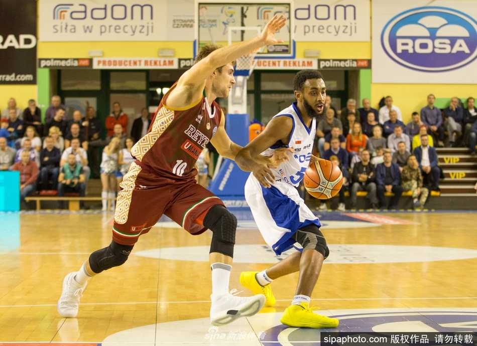 欧篮冠波兰鏖兵记:威尼斯雷耶客胜洛萨,拉多姆寒夜燃烽火 威尼斯雷耶球员在拉多姆客场突破重围,如利刃般撕开洛萨体育的防线,眼神中透着必胜的坚毅。