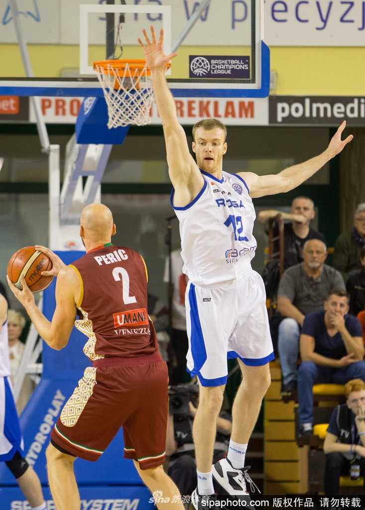 欧篮冠波兰鏖兵记:威尼斯雷耶客胜洛萨,拉多姆寒夜燃烽火 威尼斯雷耶教练在场边挥臂激昂地布置战术,每一个手势都承载着扭转战局的智慧,替补席球员全神贯注。