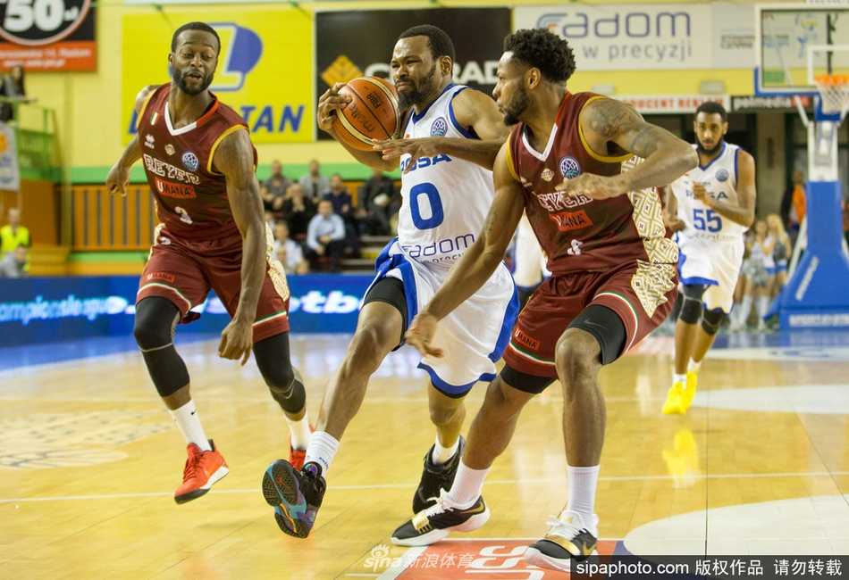 欧篮冠波兰鏖兵记:威尼斯雷耶客胜洛萨,拉多姆寒夜燃烽火 洛萨体育后卫在主场观众的呐喊声中急速变向,试图甩开防守,拉多姆的寒夜因他的速度而沸腾。