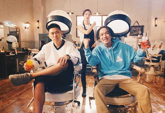 欧阳靖与TT联袂演绎嘻哈精神 球鞋文化成为潮流最强注脚 欧阳靖在MV拍摄现场神情专注,脚下那双极具辨识度的Yeezy 350 Boost