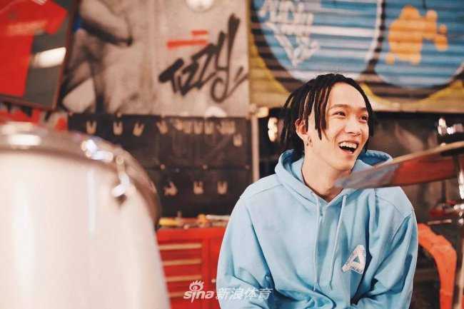 欧阳靖与TT联袂演绎嘻哈精神 球鞋文化成为潮流最强注脚 欧阳靖在充满街头感的场景中做出经典手势,背景的涂鸦色彩张扬,他脚上的Yeezy 350 Boost