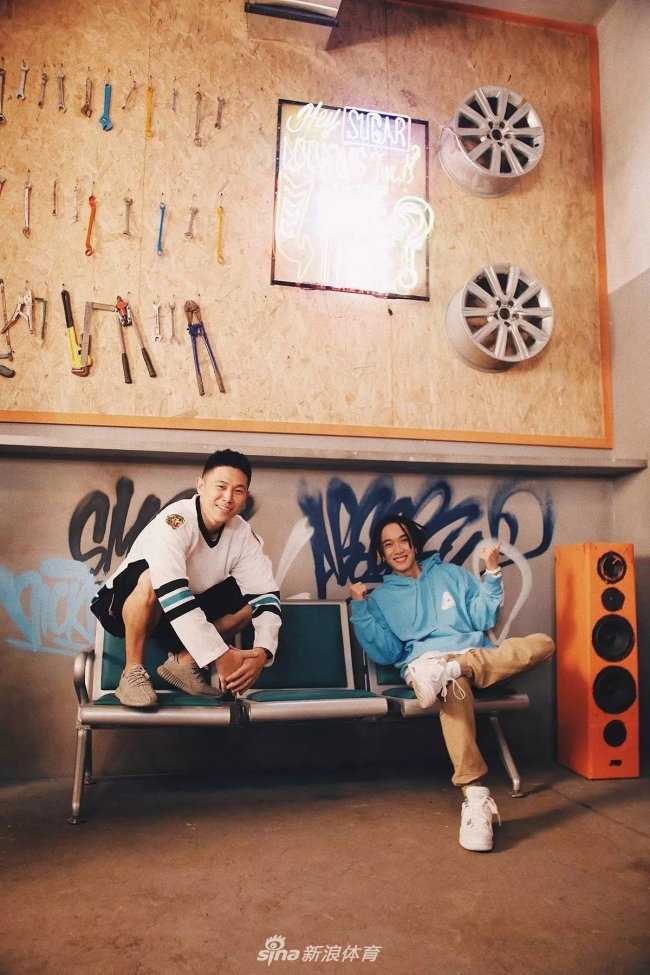 欧阳靖与TT联袂演绎嘻哈精神 球鞋文化成为潮流最强注脚 欧阳靖与TT在MV中相视而笑,两人脚下的Yeezy与AJ4同框出镜,这一刻球鞋不再是商品,而是连接两代嘻哈音乐人友谊与传承的潮流信物