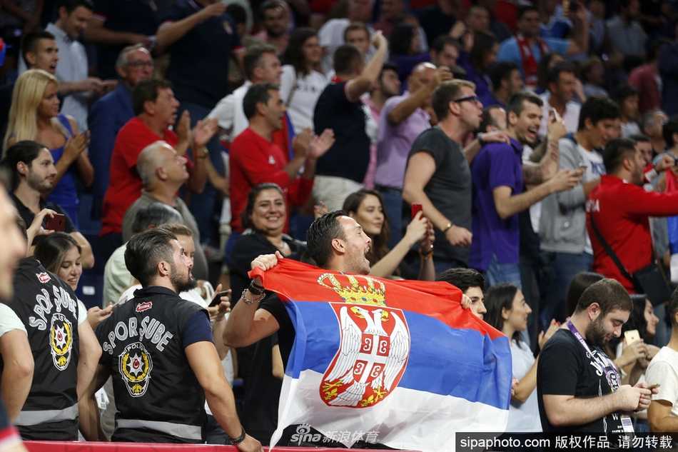 欧陆烽火伊斯坦布尔:塞尔维亚力克俄罗斯,铁骑踏进欧洲之巅决战 卢西奇高高跃起完成空中接力,队友在场边纷纷起立为之喝彩