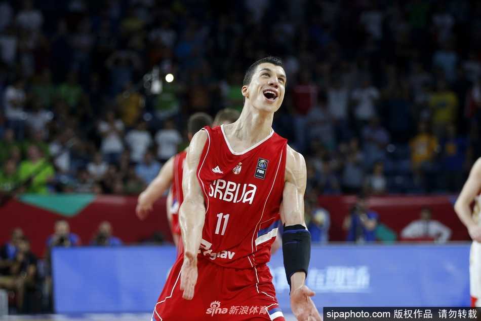 欧陆烽火伊斯坦布尔:塞尔维亚力克俄罗斯,铁骑踏进欧洲之巅决战 舍维德突破三人包夹强行上篮,眼神中透露出不甘与无尽的斗志
