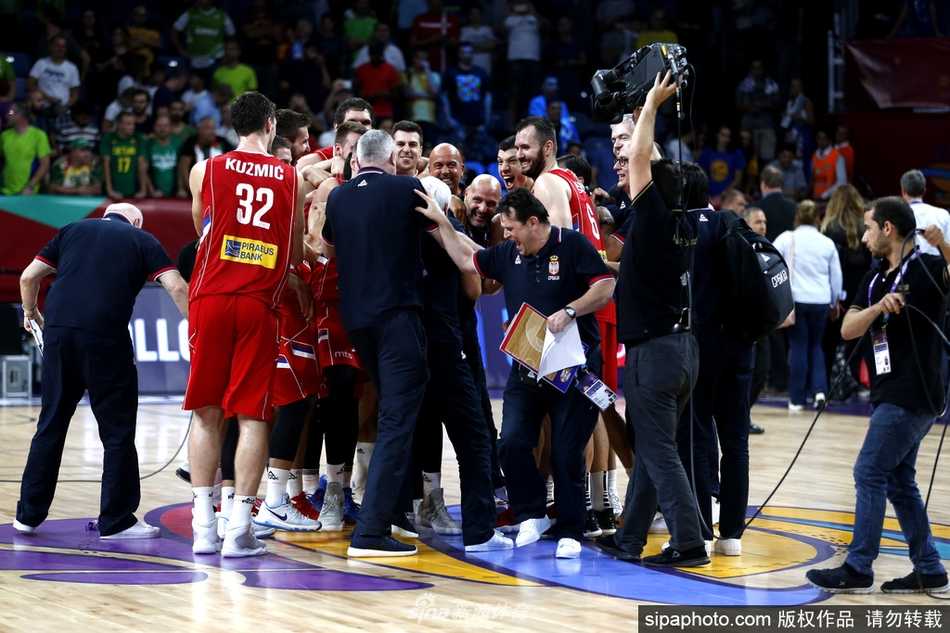 欧陆烽火伊斯坦布尔:塞尔维亚力克俄罗斯,铁骑踏进欧洲之巅决战 塞尔维亚球员在得分后握拳怒吼,伊斯坦布尔球馆的背景瞬间沸腾