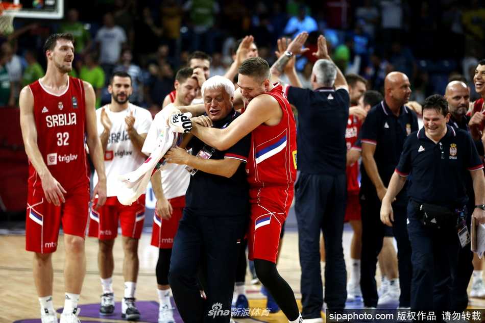 欧陆烽火伊斯坦布尔:塞尔维亚力克俄罗斯,铁骑踏进欧洲之巅决战 博格达诺维奇面对贴身防守急停跳投,皮球在空中划出完美弧线直坠网窝