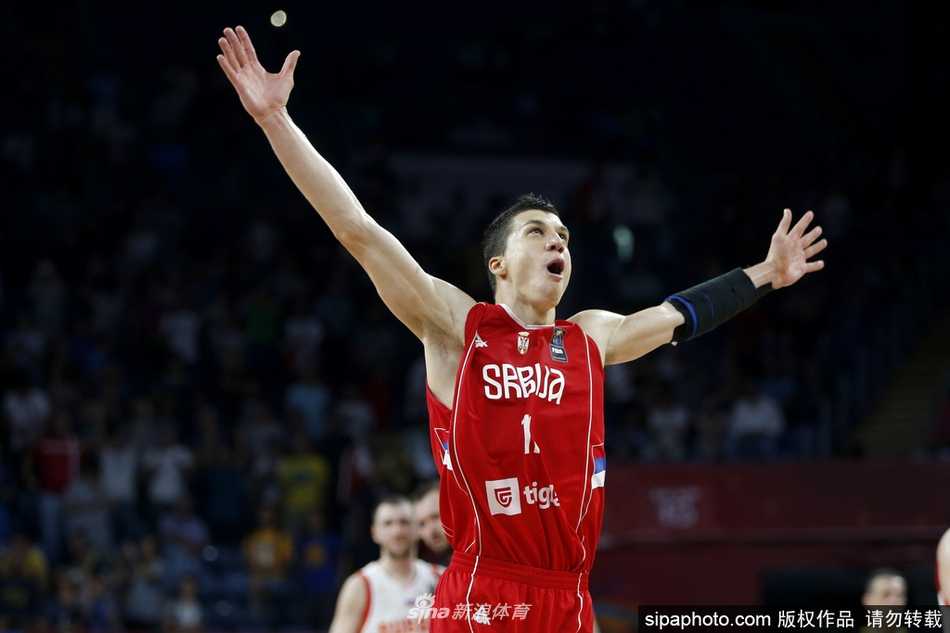 欧陆烽火伊斯坦布尔:塞尔维亚力克俄罗斯,铁骑踏进欧洲之巅决战 博班·马扬诺维奇在俄罗斯中锋莫兹戈夫头顶完成双手灌篮,巨人之战一触即发