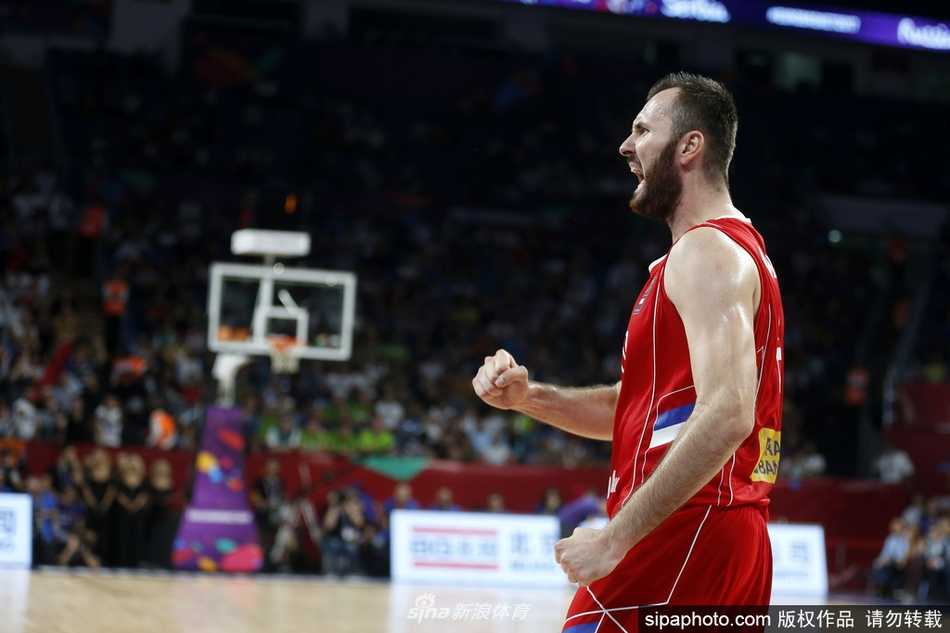 塞尔维亚替补席在球队打出高潮时全体起立，挥舞毛巾庆祝这来之不易的领先