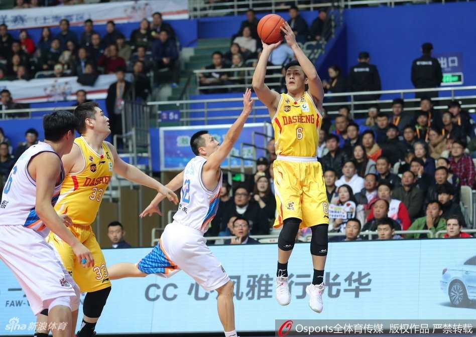 终场哨响，同曦球员们紧紧相拥，脸上洋溢着难以抑制的喜悦，这是他们队史首次战胜上海，这一刻属于勇敢的南京同曦。