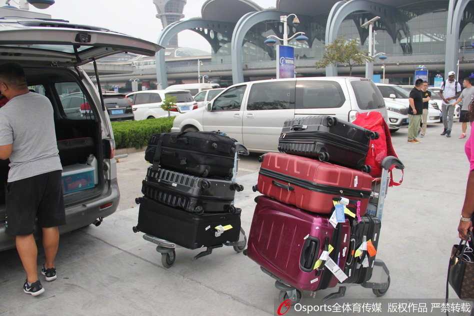 抵达训练馆后，琼斯还没来得及倒时差，便迫不及待地换上新装备，在篮下专注地寻找着投篮的节奏。