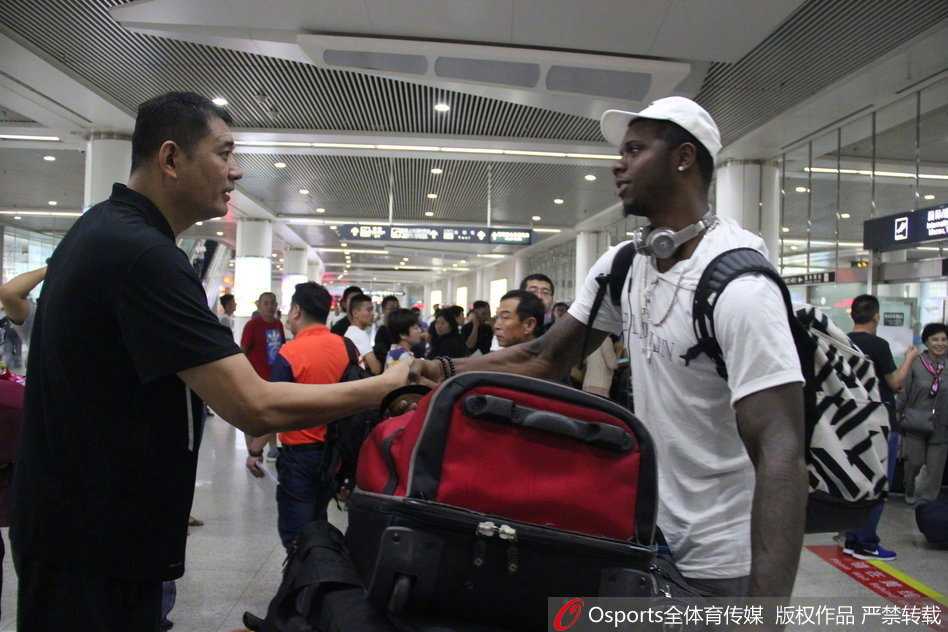 身着一袭白色休闲装的琼斯，眼神中满是对新征程的憧憬，与慈爱的母亲在机场留下初抵岛城的第一张合影。