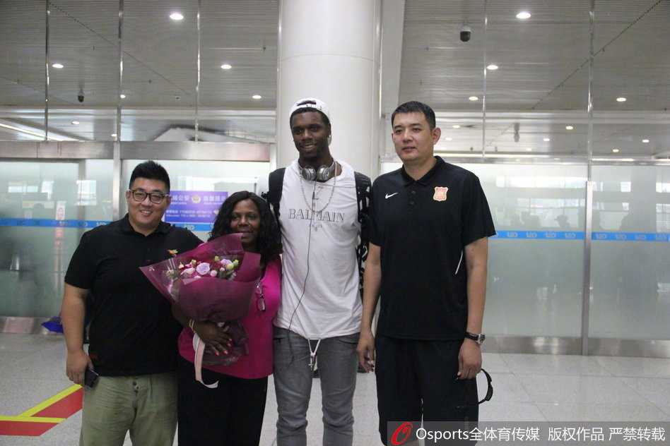 行李车堆叠如小山，除了厚重的球衣与战靴，似乎还装满了母亲对远行游子无微不至的关怀与牵挂。