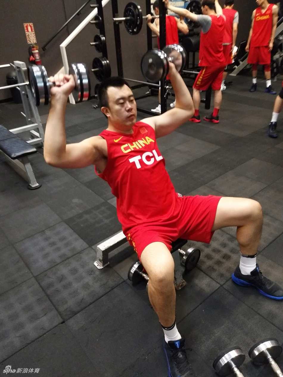 李敬宇进行侧身展腹训练，舒展的身姿显示出极佳的柔韧性，这也是射手保持稳定性的秘诀之一。