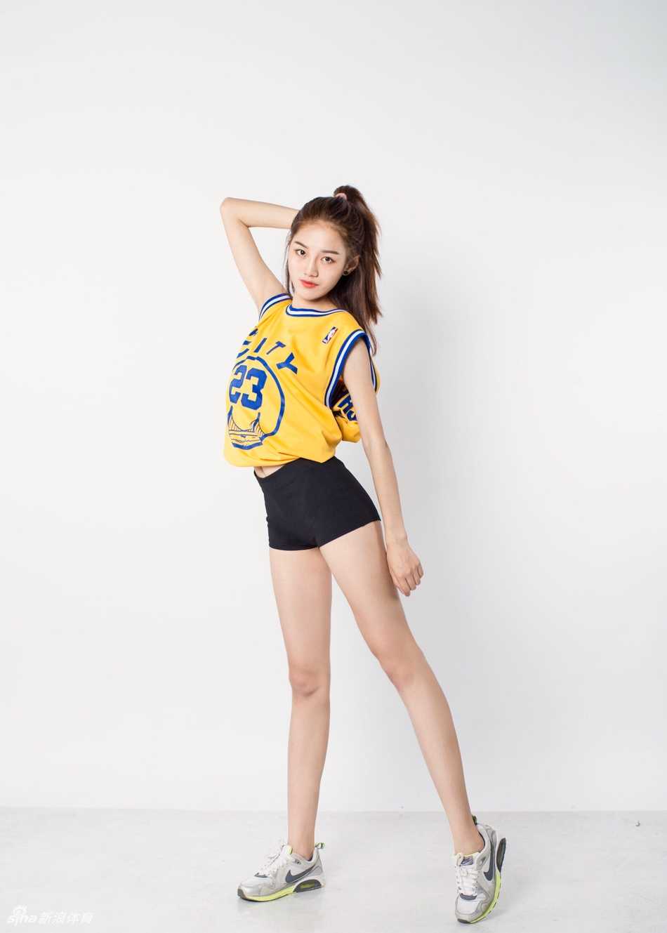 江慧:滑板上的啦啦队精灵,男篮联赛的活力风景 江慧踩着滑板御风而行,发丝飞扬,脸上洋溢着青春俏皮的笑容,运动女孩的活力扑面而来