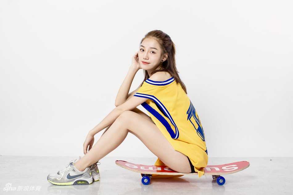 江慧:滑板上的啦啦队精灵,男篮联赛的活力风景 江慧身穿23号球衣,脚踩滑板回头一笑,球衣下摆随着动作轻轻飘起,满满的运动元气