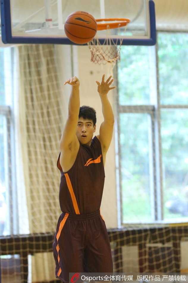 江湖百晓生:且看CBA体测投篮姿势的独门秘籍 一位不知名的球员在体测中奋力一投,他的投篮动作或许不够标准,甚至有些别扭,但脸上全力以赴的神情,正是对职业赛场和体测挑战的最大尊重。
