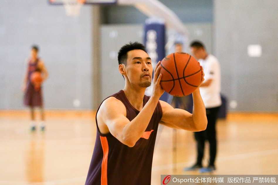 江湖百晓生:且看CBA体测投篮姿势的独门秘籍 浙江队的吴前在投篮出手瞬间,身体在空中有轻微的扭动,这是为了在高速跑动后寻找平衡的下意识反应,但他的视线始终死死锁定篮筐,展现出射手强大的专注力。