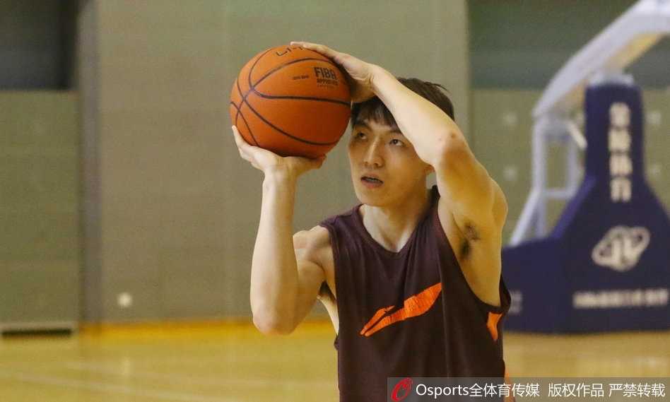 江湖百晓生:且看CBA体测投篮姿势的独门秘籍 深圳队的孟铎正处在一次快速的出手当中,由于体能消耗巨大,他的身体微微前倾,但手腕的压腕动作依然柔和而坚决,仿佛要将最后一丝力气都凝聚在指尖拨出。