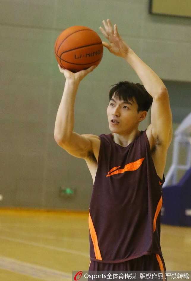 江湖百晓生:且看CBA体测投篮姿势的独门秘籍 四川队老将孟达犹如教科书般举起篮球,虽然体能即将耗尽,但肌肉记忆让他依然保持着标准的三九十度投篮姿势,眼神中透出狙击手般的沉稳与专注。