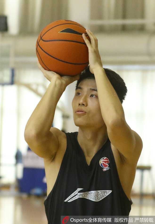 江湖百晓生:且看CBA体测投篮姿势的独门秘籍 北京队王骁辉的出手显得有些仓促,身体还没完全跳起,球已经快要出手,这是体能极点到来时常见的动作变形,他的表情也因此显得有些凝重。
