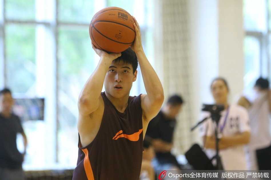 江湖百晓生:且看CBA体测投篮姿势的独门秘籍 江苏队的易立正努力完成一次投篮,他的身体因疲劳而略微后仰,手臂的伸展也不如以往充分,但依然努力保持着柔和的手感,试图将球稳稳送入篮筐。